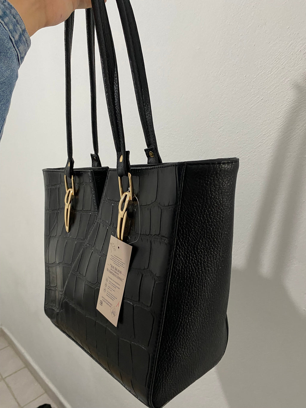 Bolsa Tote Croc Noir vista lateral con etiqueta artesanal