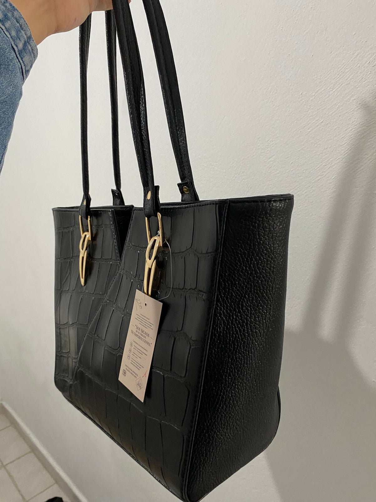 Bolsa Tote Croc Noir vista lateral con etiqueta artesanal