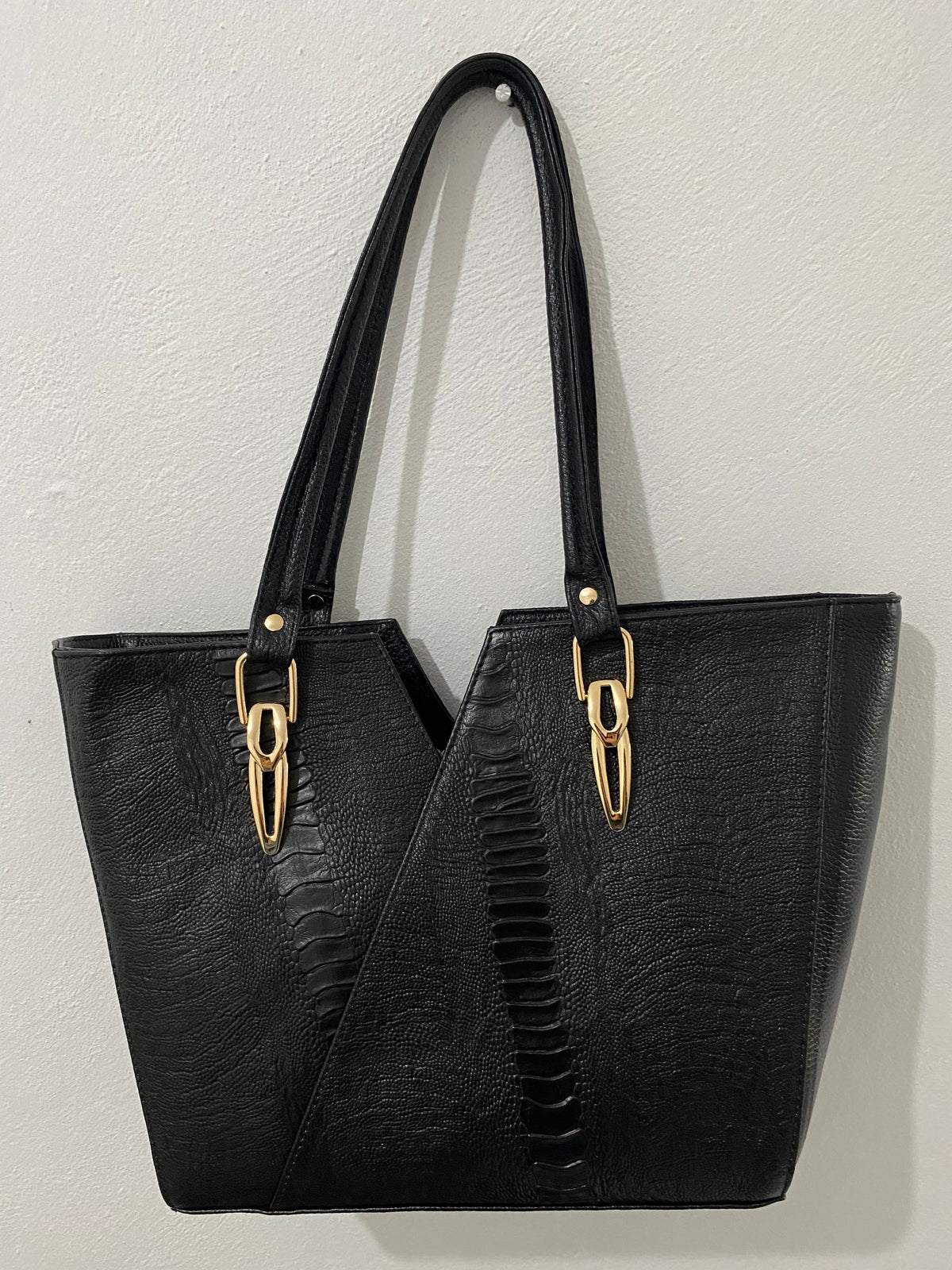 Tote V-Cut Negra Textura Mixta colgada vista frontal completa textura mixta pebble cocodrilo