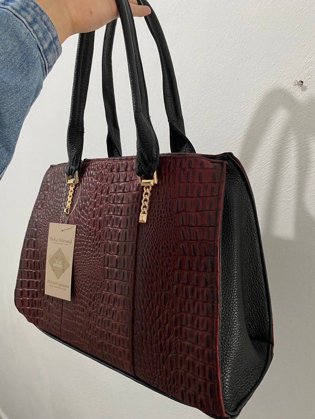 Bolsa Cocodrilo Vino vista lateral con etiqueta