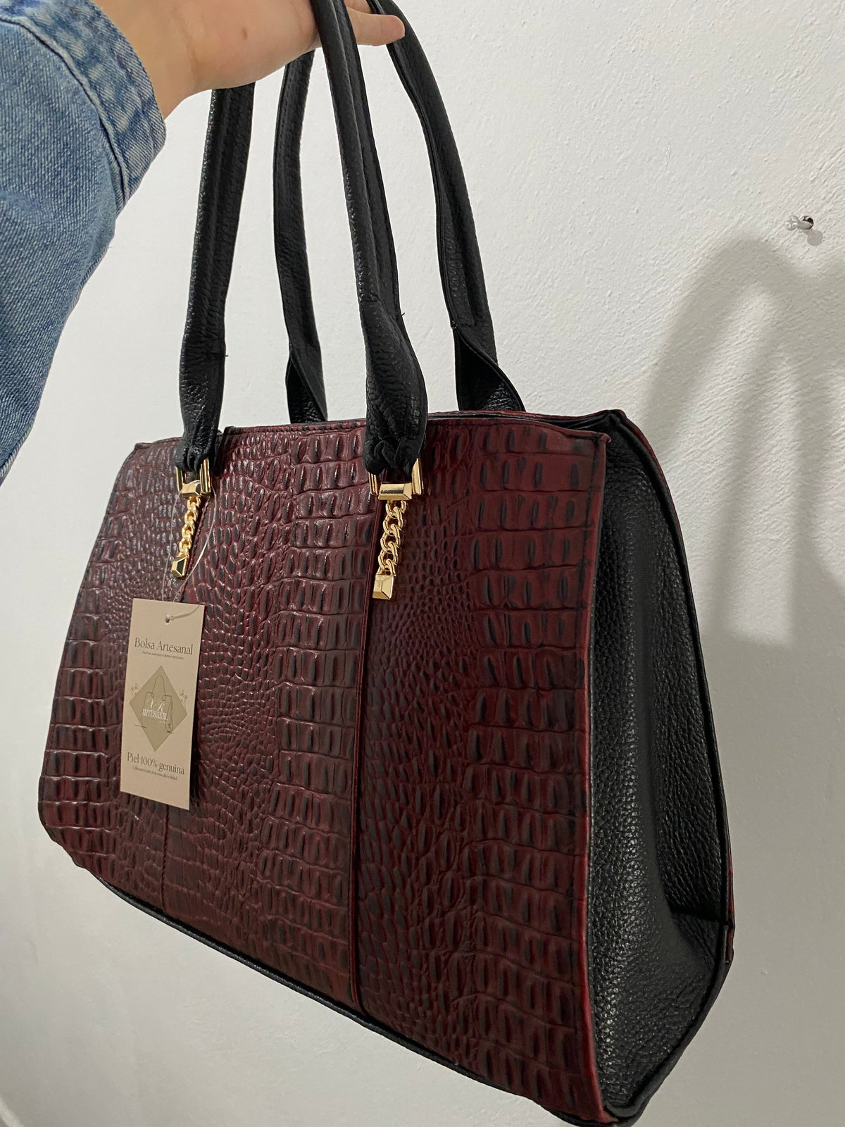 Bolsa Cocodrilo Vino vista lateral con etiqueta