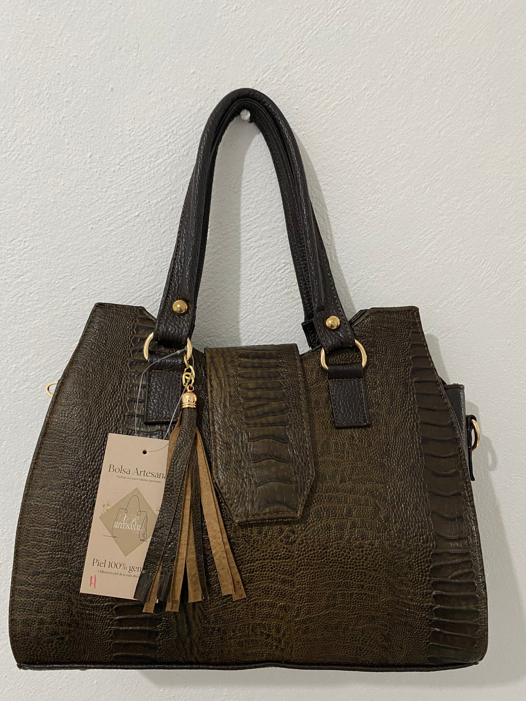 Bolsa Tote Café colgada con etiqueta piel genuina