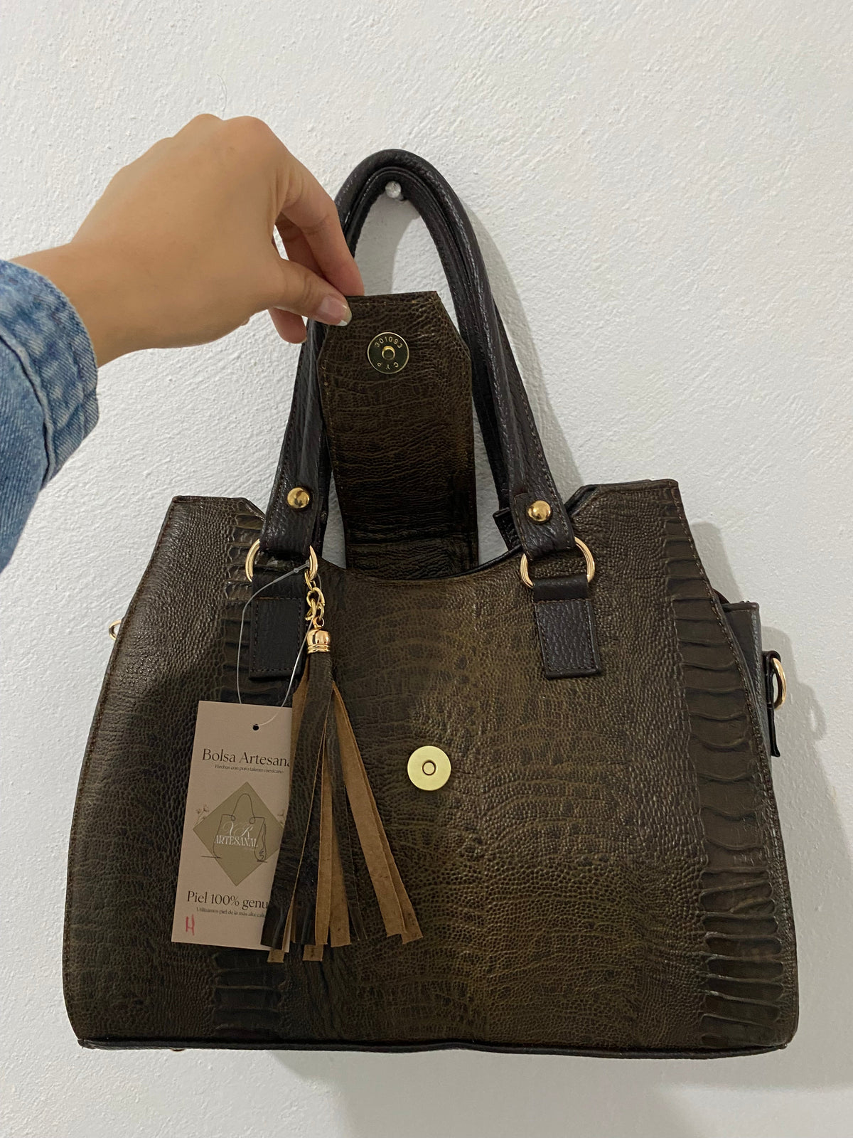 Bolsa Tote Café vista lateral con botón magnético