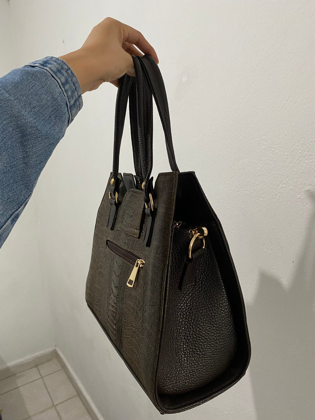 Tote Mixta Café Oscuro con modelo vista frontal completa