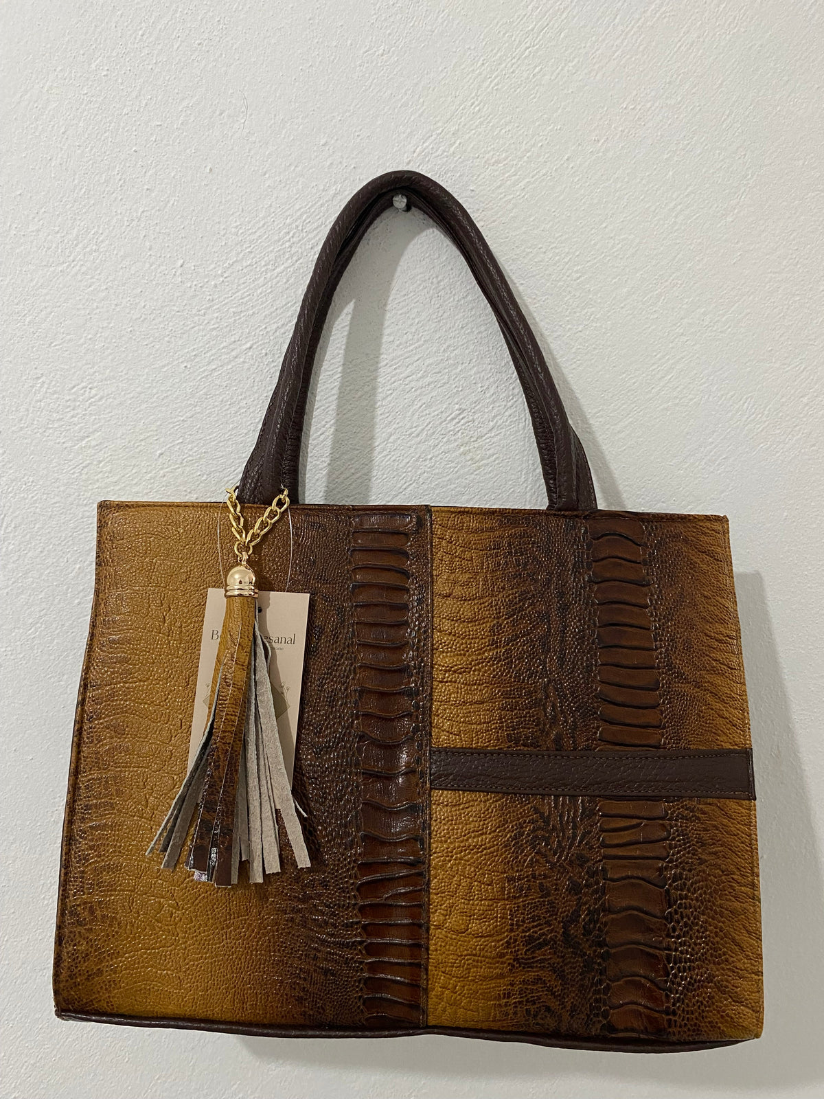 Bolsa Safari colgada con etiqueta artesanal