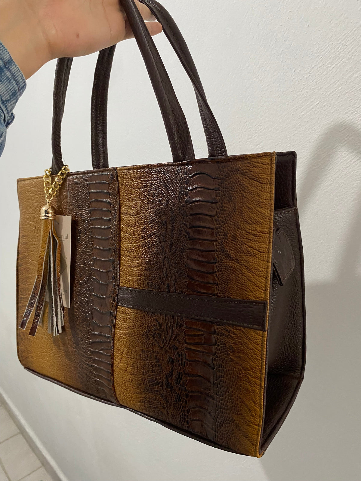 Bolsa Safari vista lateral con borla dorada