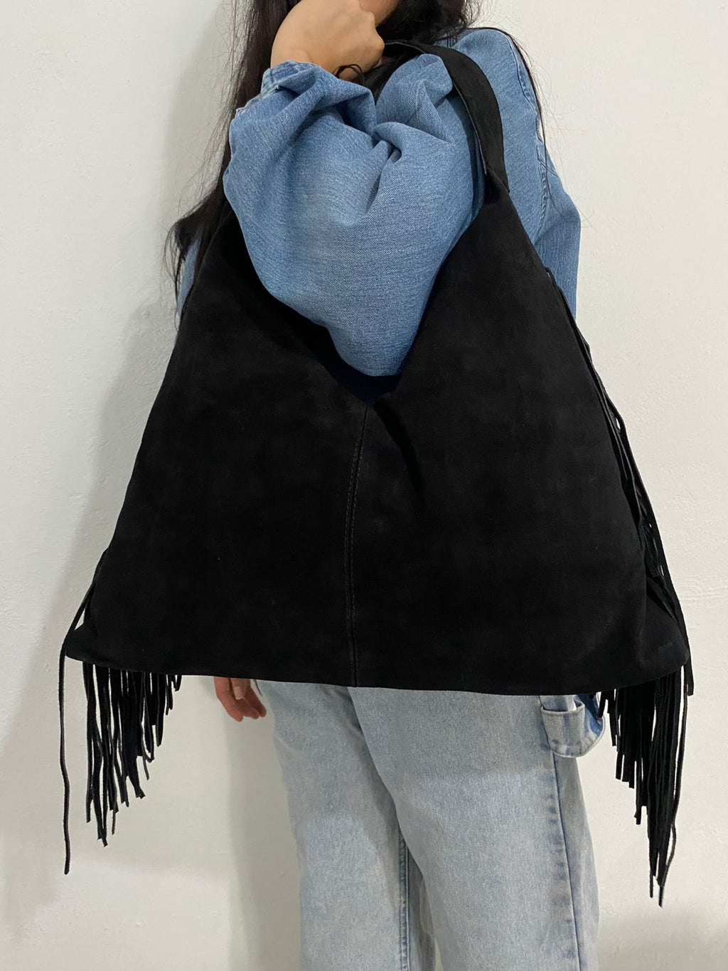 Bolsa Bohemia negra con flecos vista completa con modelo