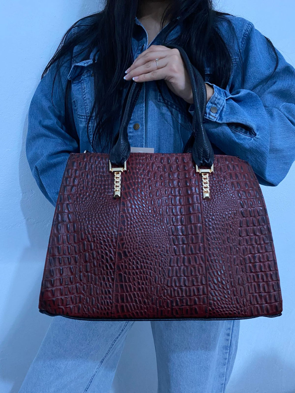 Bolsa Cocodrilo Vino con modelo de frente