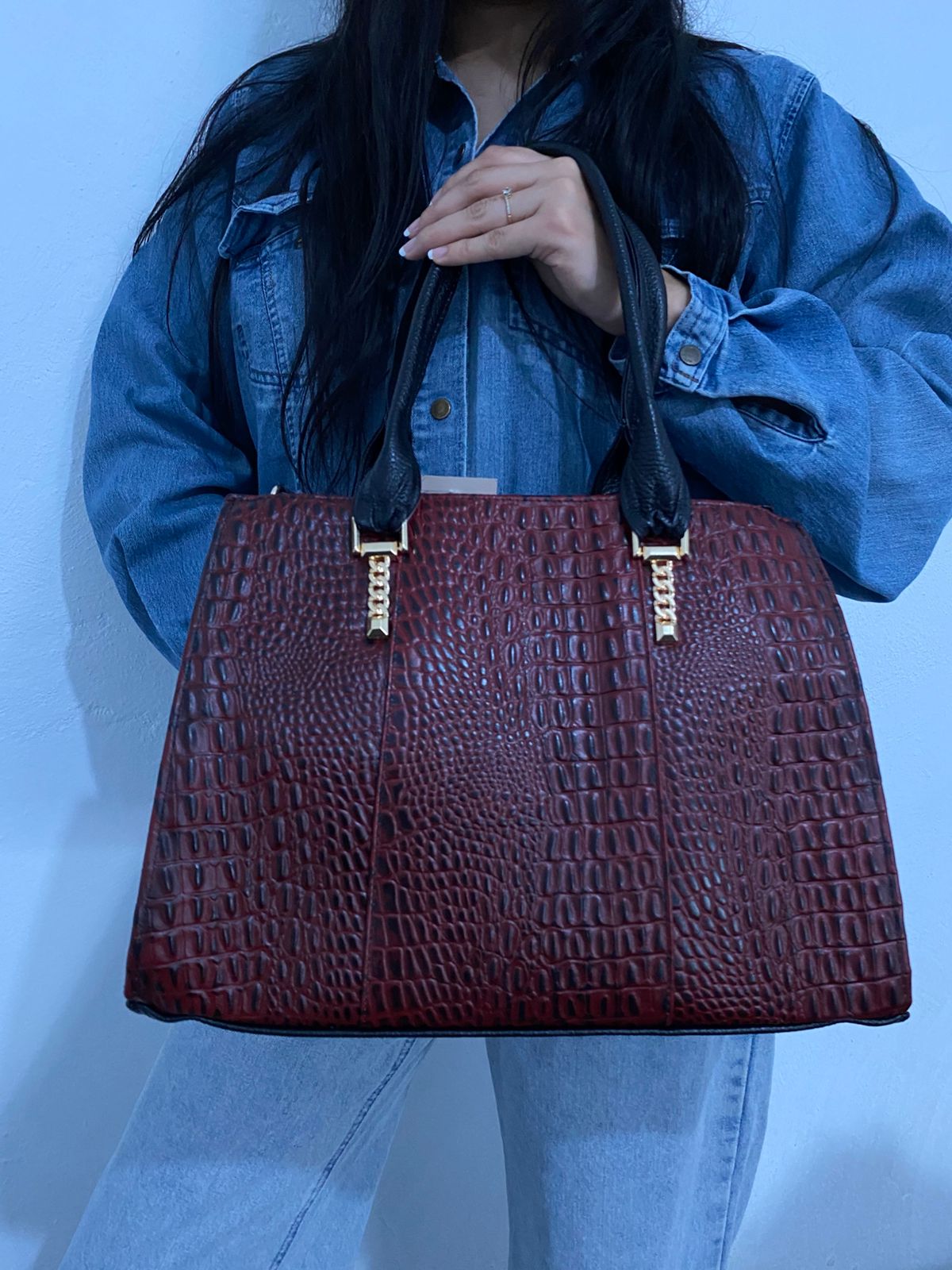 Bolsa Cocodrilo Vino con modelo de frente