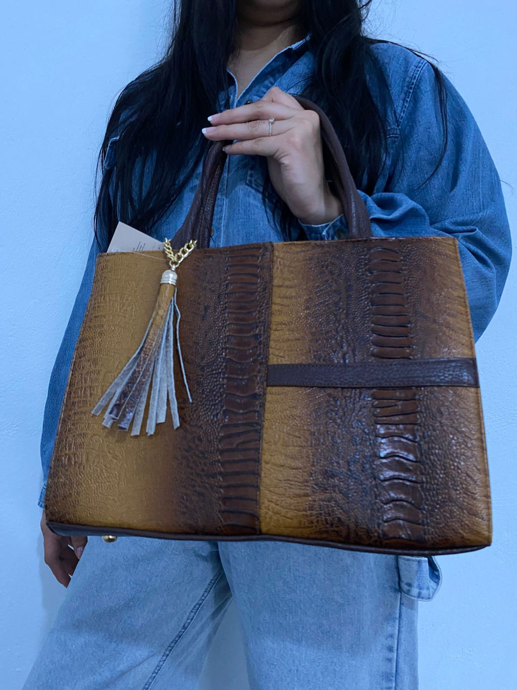 Bolsa Safari miel y café con modelo de frente