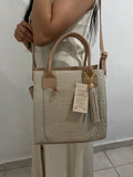 Bolsa Tote Arena color beige con modelo de frente
