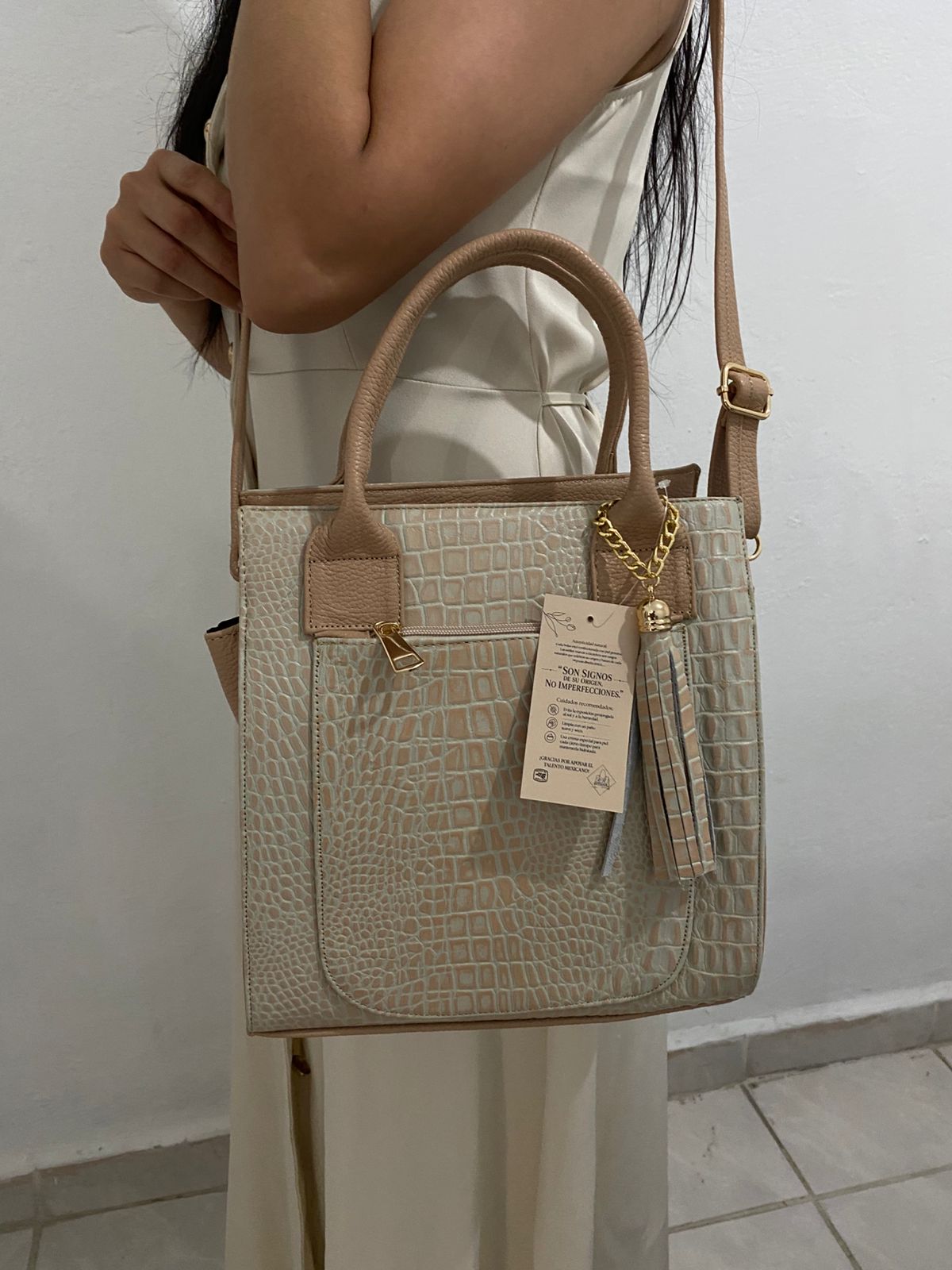 Bolsa Tote Arena color beige con modelo de frente