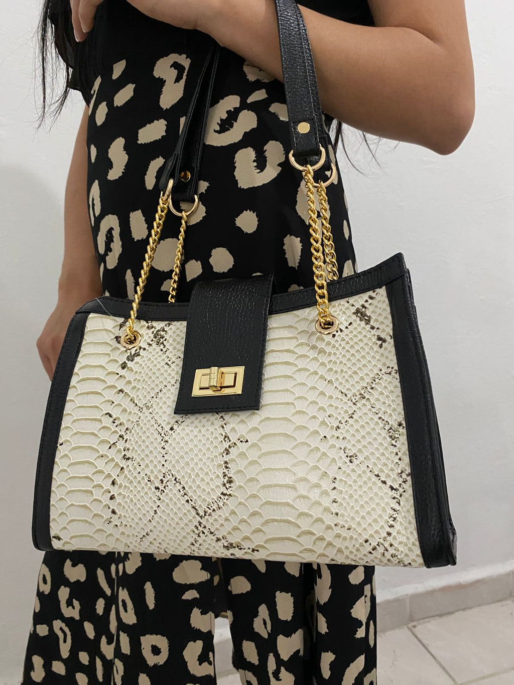 Bolsa Python Noir con modelo vista frontal