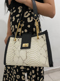Bolsa Python Noir con modelo vista frontal