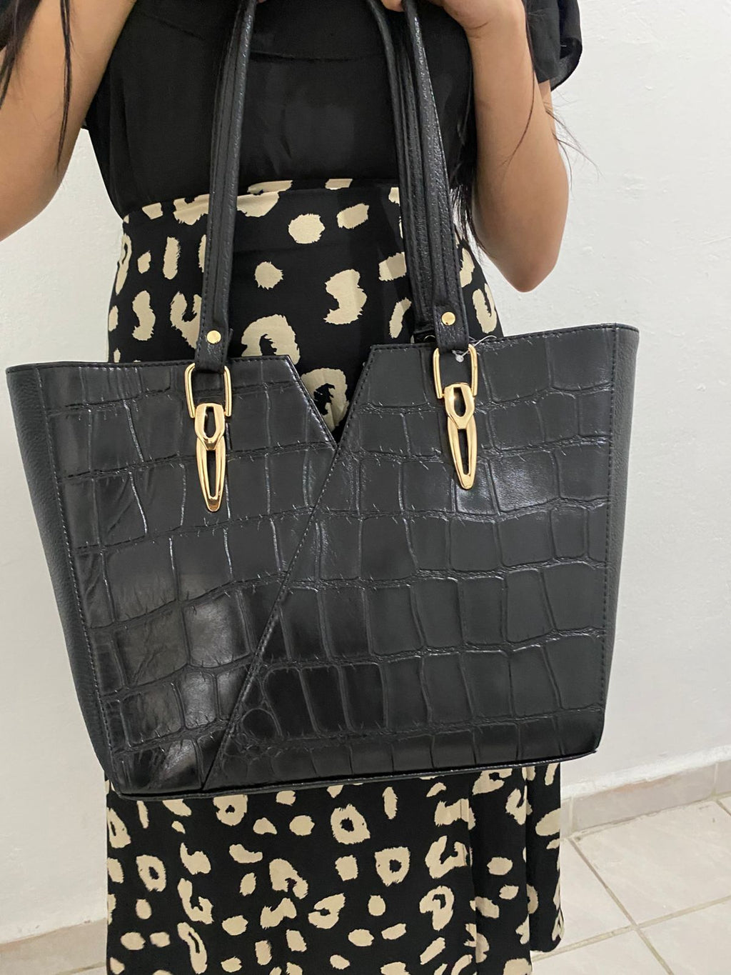 Bolsa Tote Croc Noir con modelo vista frontal