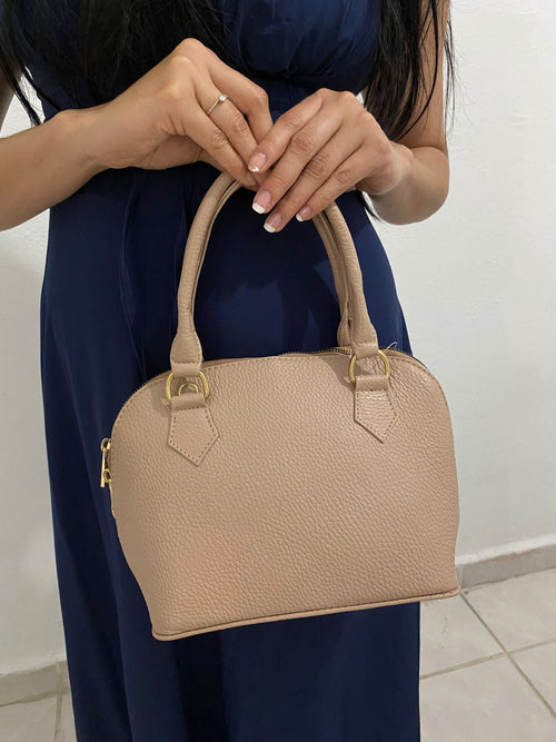 Mini Bolsa Dome Arena con modelo vista frontal