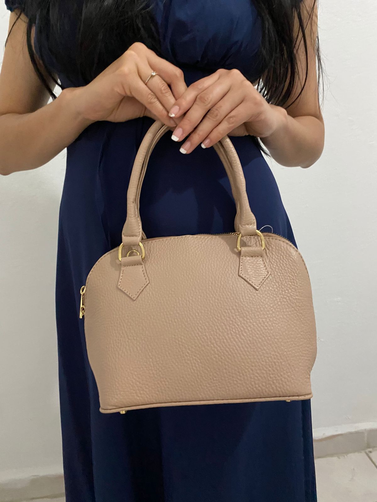 Mini Bolsa Dome Arena con modelo vista frontal completa
