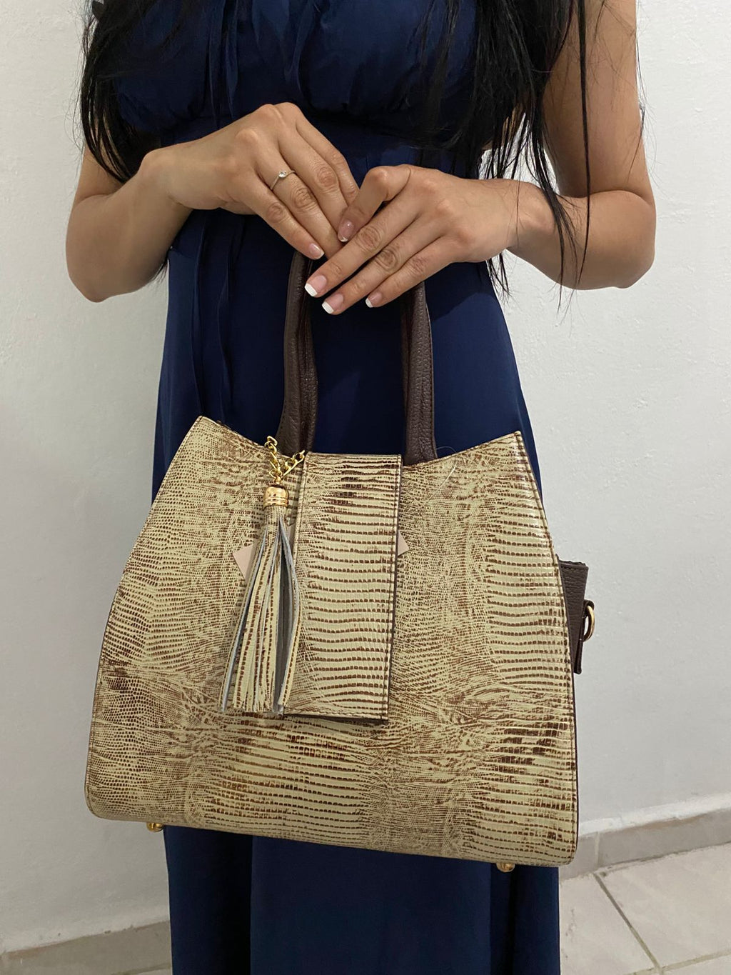 Bolsa Tote Lagarto Dorado con modelo vista frontal