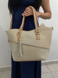 Bolsa Tote Croc Champagne con etiqueta piel genuina colgada