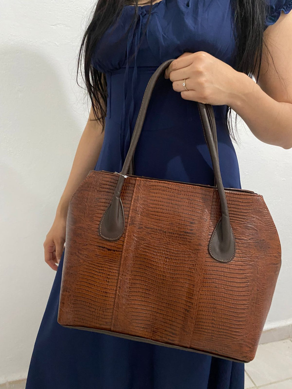 Bolsa Tote Lagarto Cognac con modelo al hombro vista frontal