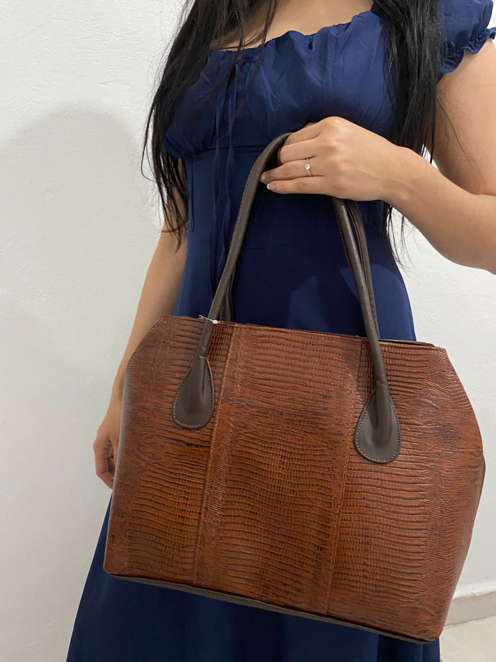 Bolsa Tote Lagarto Cognac con modelo al hombro vista lateral