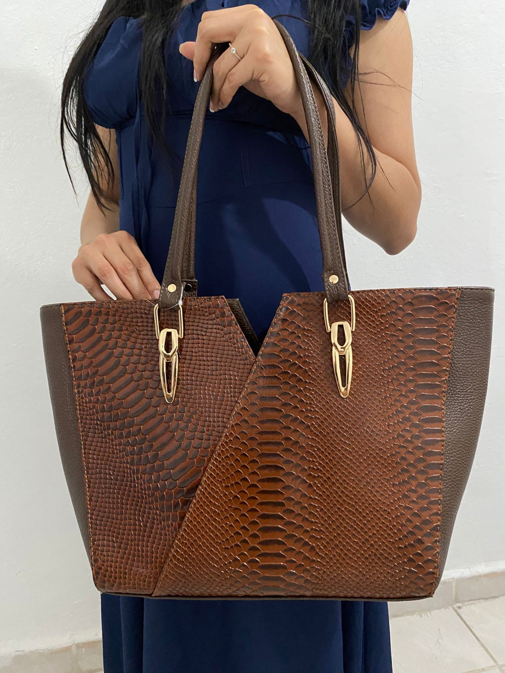 Bolsa Tote V Python Cognac con modelo vista frontal