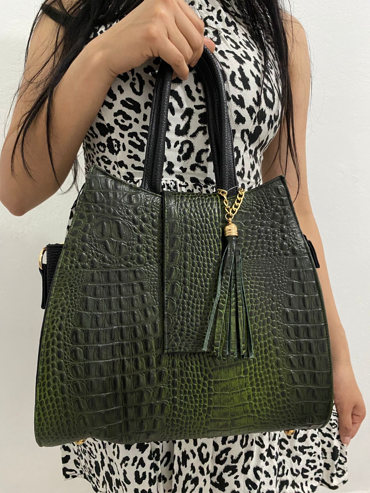 Bolsa Tote Croc Verde Militar con modelo vista frontal sosteniendo