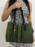 Bolsa Tote Croc Bicolor Verde Negro con modelo vista frontal