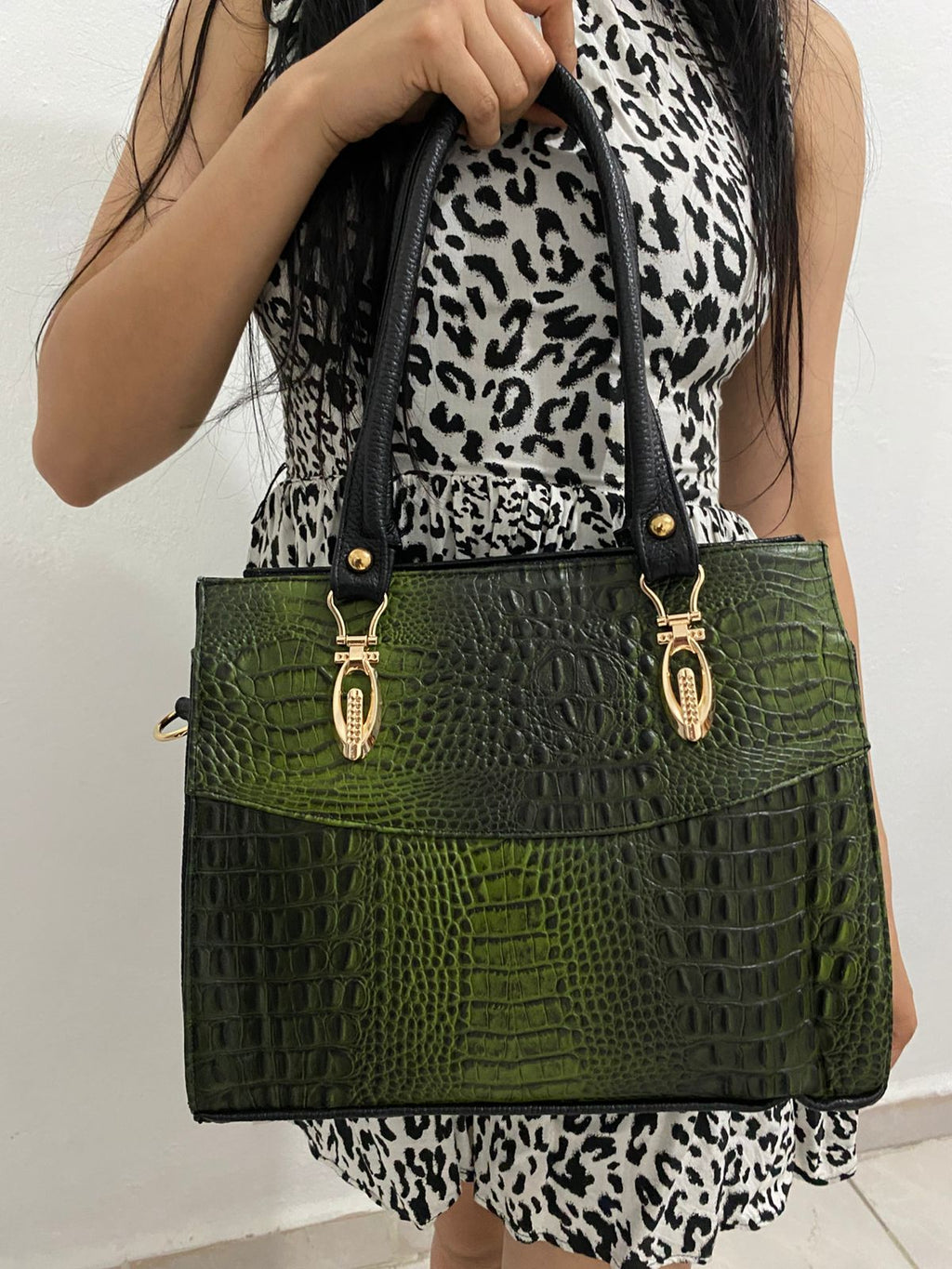 Satchel Croc Ombré Verde Negro con modelo vista frontal sosteniendo