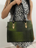 Satchel Croc Ombré Verde Negro con modelo vista frontal sosteniendo