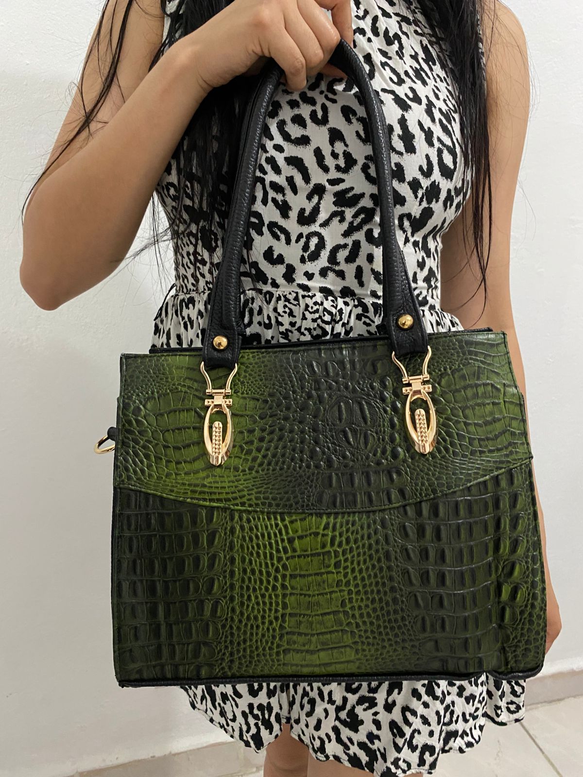 Satchel Croc Ombré Verde Negro con modelo vista frontal sosteniendo