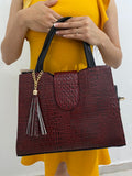 Handbag Croc Vino Negro con modelo vista frontal sosteniendo