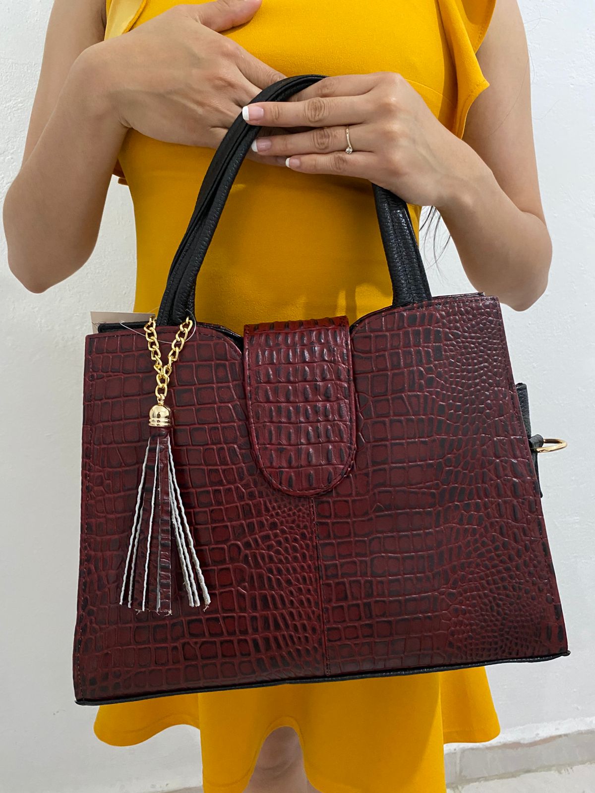 Handbag Croc Vino Negro con modelo vista frontal sosteniendo