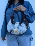 Hobo Luna Pelo de Vaca Vino con modelo vista frontal sosteniendo
