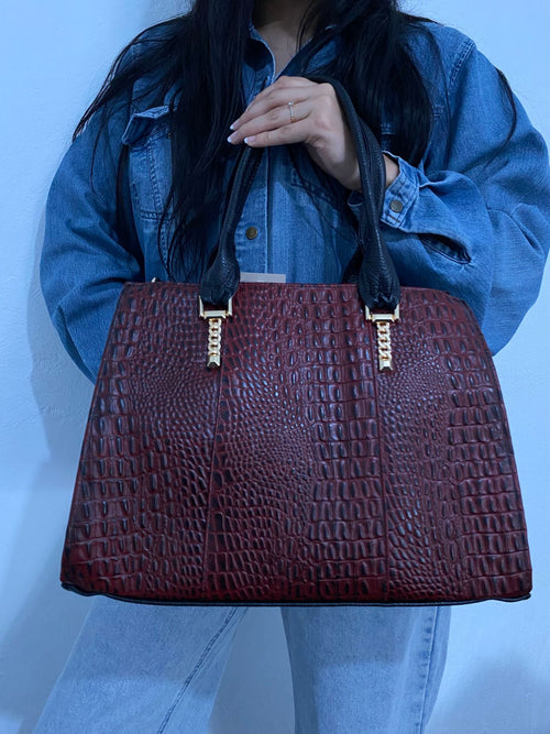 Handbag Barrel Croc Vino Cadena Dorada con modelo vista frontal completa textura cocodrilo cuadrado